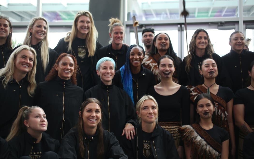The USA women's national soccer team pose with a kapa haka group at the official pōwhiri for the FIFA Women's World Cup 2023.