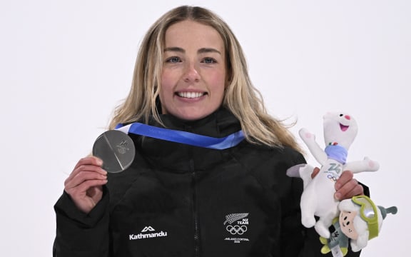 Silver medallist New Zealand's Zoi Sadowski Synnott poses on the podium after the snowboard women's big air final during the Milano Cortina 2026 Winter Olympic Games at Livigno Snow Park, in Livigno (Valtellina), on February 9, 2026. (Photo by Kirill KUDRYAVTSEV / AFP)