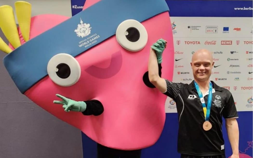 Jesse Williams (Manawatu) with his second medal and the World Summer Games mascot.