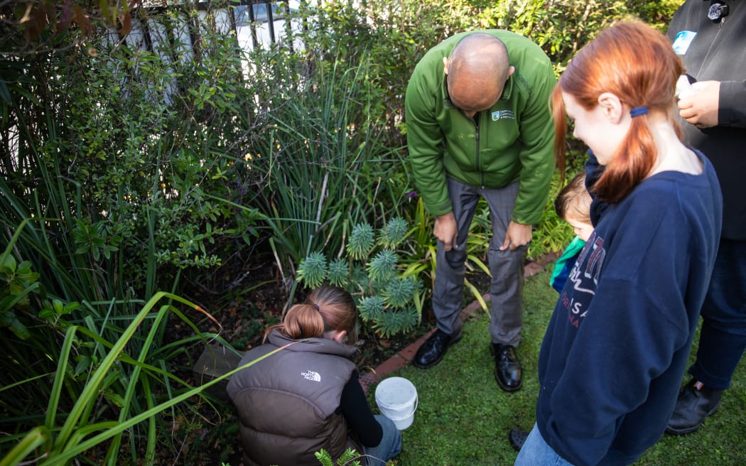 Tama Potaka with students at Mākara Model School