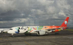 (240417) -- AUCKLAND, April 17, 2024 (Xinhua) -- This photo taken on April 17, 2024 shows a Sichuan Airlines' aircraft at the Auckland International Airport in Auckland, New Zealand. The direct flights between China's Chengdu and Auckland of New Zealand officially resumed on Wednesday after being suspended for more than four years as a Sichuan Airlines' aircraft carrying over 200 Chinese tourists landed at the Auckland International Airport. (Xinhua/Lu Huaiqian) (Photo by Lu Huaiqian / XINHUA / Xinhua via AFP)