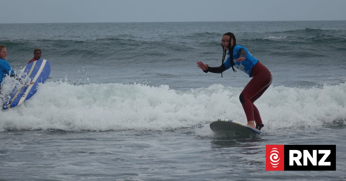 Surf course empowering youth with mental resilience | RNZ
