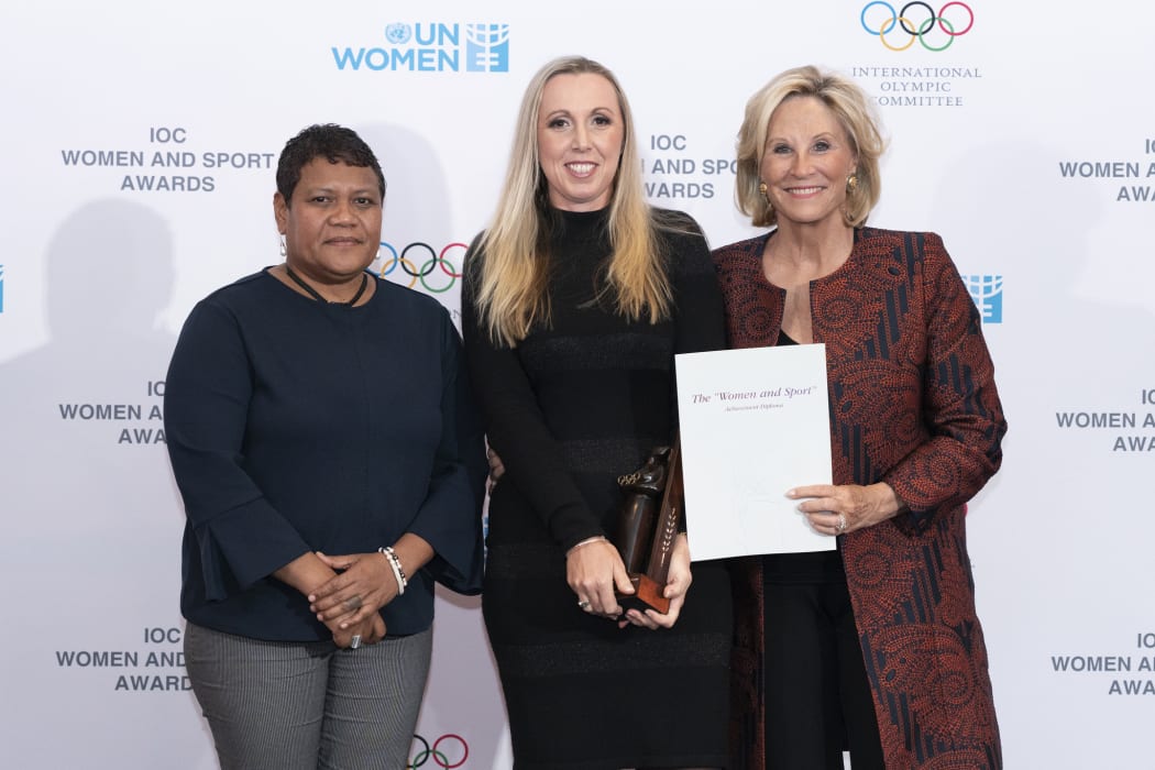 Vanuatu Volleyball Federation President Debbie Masaufakalo (c) received the Women and Sport Award for Oceania.