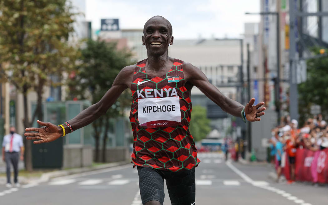 Kenya's Eliud Kipchoge celebrates after winning the men's marathon final during the Tokyo 2020 Olympic Games in Sapporo on August 8, 2021.