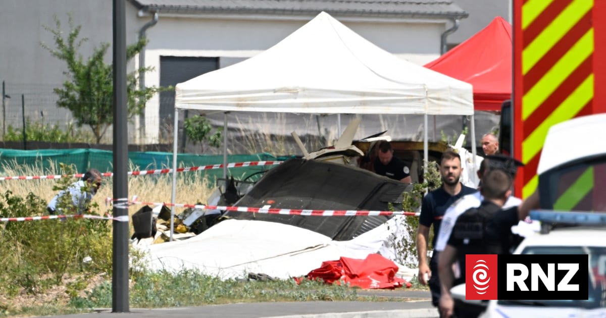 Skydiving plane crash kills 11 in France