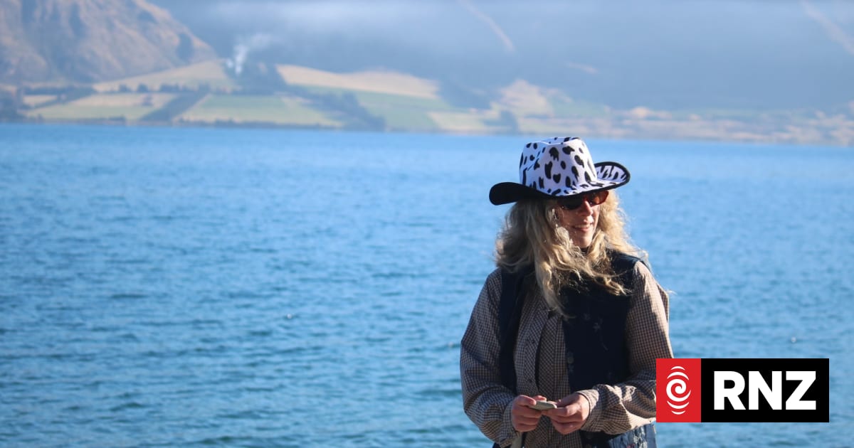 First ever stone skimming champions crowned in Lake Hāwea | RNZ