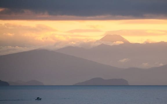 Lake Taupo fills the massive caldera of the Taupo supervolcano, and is flanked by further volcanoes such as Ngauruhoe.
