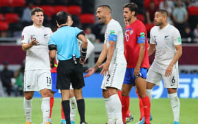 New Zealand's players plead with the referee during the FIFA World Cup 2022 inter-confederation play-offs match between Costa Rica and New Zealand on June 14, 2022, at the Ahmed bin Ali Stadium in the Qatari city of Ar-Rayyan. (Photo by KARIM JAAFAR / AFP)