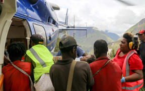 This handout photo taken and received from Manolos Aviation on September 11, 2022, shows an injured villager on a stretcher being evacuated by helicopter from Kombul village to the nearby the city of Lae following a 7.6-magnitude earthquake which struck off Papua New Guinea's coast. (Photo by Erebiri ZURENUOC / MANOLOS AVIATION / AFP) / RESTRICTED TO EDITORIAL USE - MANDATORY CREDIT "AFP PHOTO / MANOLOS AVIATION / EREBIRI ZURENUOC" - NO MARKETING NO ADVERTISING CAMPAIGNS - DISTRIBUTED AS A SERVICE TO CLIENTS
