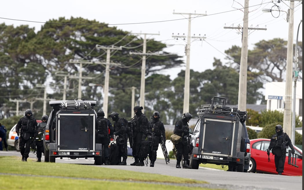 15072011 NEWS CAMERON BURNELL/Taranaki Daily News. AOS Opunake. Police surround a man who was holed up in a Hotel in Opunake with a female hostage
