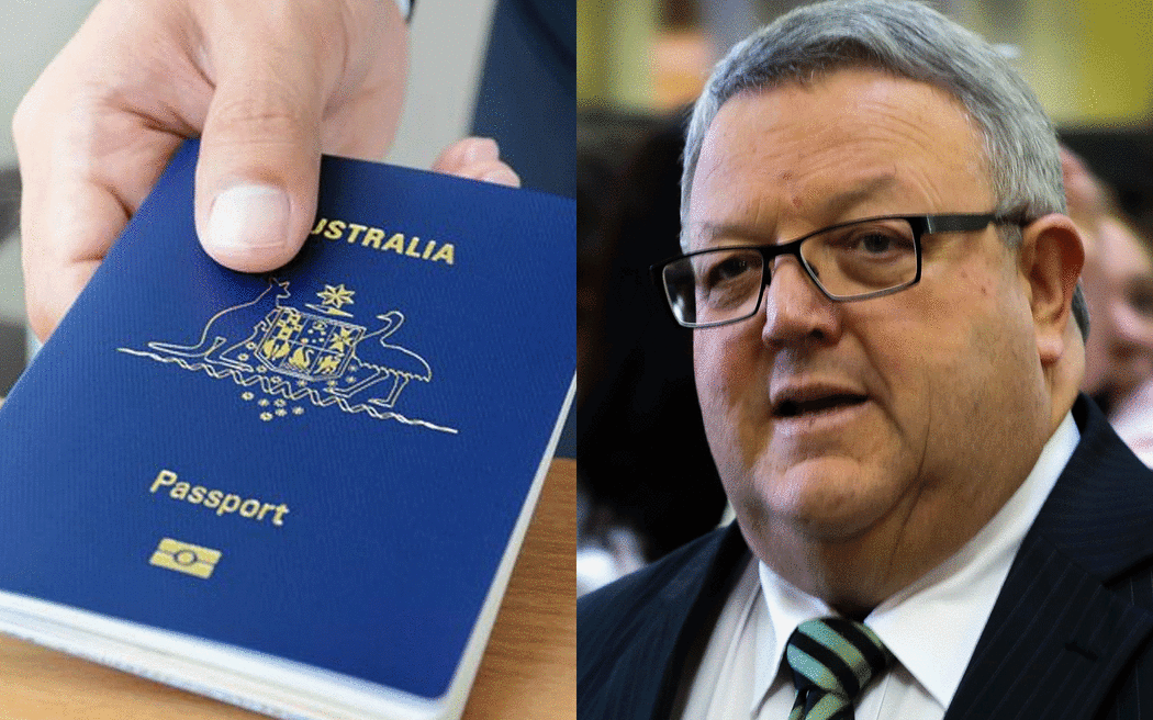 Foreign Affairs Minister Gerry Brownlee has advised New Zealanders living in Australia to consider seeking dual citizenship to ensure their rights.
