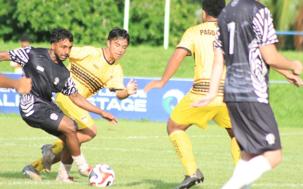 Action from the Tupapa Maraerenga FC and American Samoa’s Pago Youth FC in Apia, on Friday afternoon. Photo: OFC