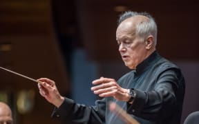 Edo de Waart leads the New Zealand Symphony Orchestra.