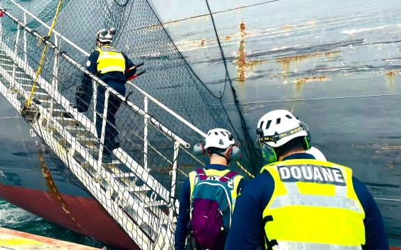 French customs officers board a ship as part of anti-drug traffic operation – PHOTO Douane France