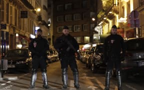 Policemen stand guard in Paris centre after one person was killed and several injured in a knife attack in Paris on May 12, 2018. 
The assailant was killed by police. / AFP PHOTO / Thomas SAMSON