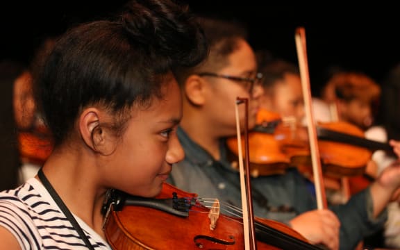 Virtuoso Strings violinists