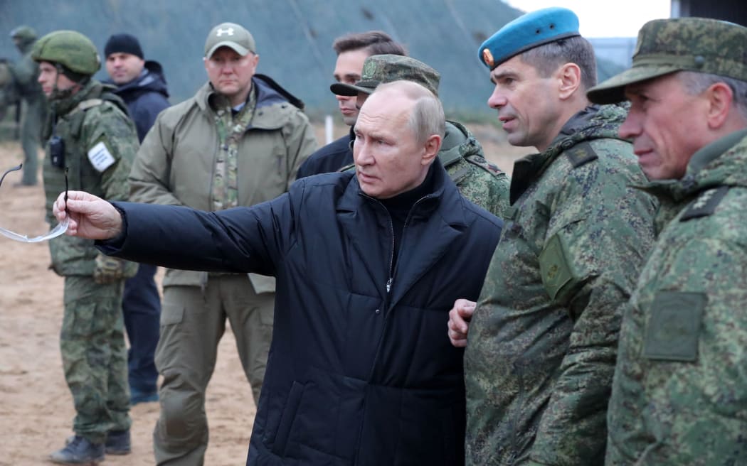 Russian President Vladimir Putin (C) meets soldiers during a visit at a military training centre of the Western Military District for mobilised reservists, outside the town of Ryazan on October 20, 2022. (Photo by Mikhail Klimentyev / Sputnik / AFP)