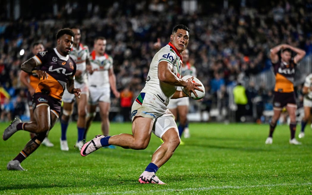 Roger Tuivasa-Sheck of the Warriors runs in for a try.
One NZ Warriors v Brisbane Broncos Heritage Round 17 of the Telstra NRL Premiership at Go Media Stadium, Mt Smart, Auckland, New Zealand on Saturday 29 June 2024. © Photo: Andrew Cornaga / Photosport