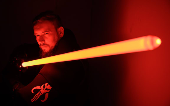Weekly they train duels with lightsabers, like in the world-famous "Star Wars" movies. (for dpa: "Protective armour instead of Jedi Robe - Training for fight with lightsaber") Photo: Sebastian Gollnow/dpa