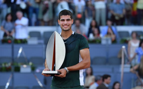 Carlos Alcaraz with the Madrid Open trophy 2022.