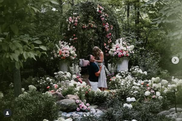 Singer Taylor Swift and Kansas City Chiefs tight end Travis Kelce have announced their engagement