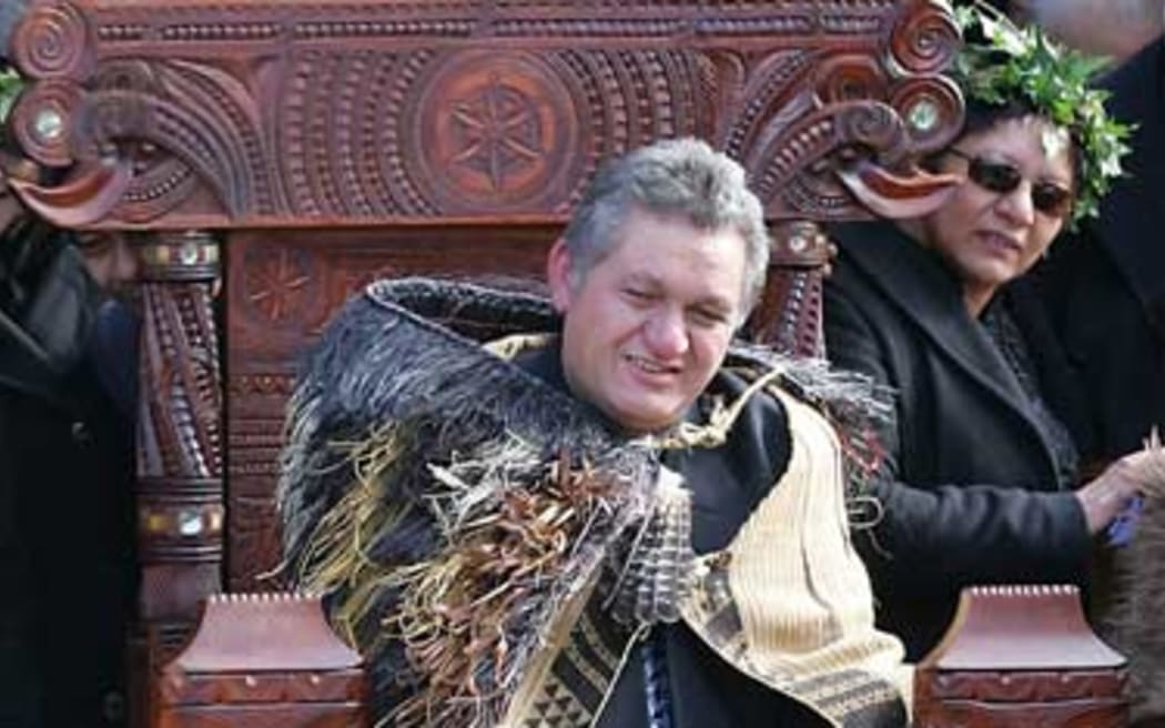 Kiingi Te Arikinui Tūheitia Paki is shown seated on the throne at Tūrangawaewae on 21 August 2006, soon after his succession.