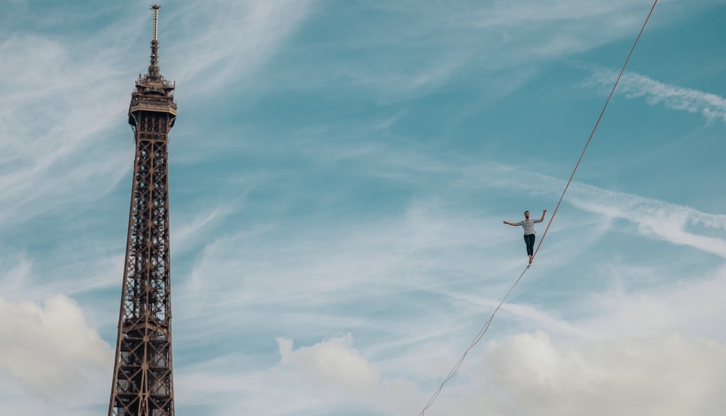 France, Paris, 2021-09-18. Chaillot experience the tightrope walker Nathan Paulin crosses the Seine on a wire going from the Eiffel Tower to the Trocadero.