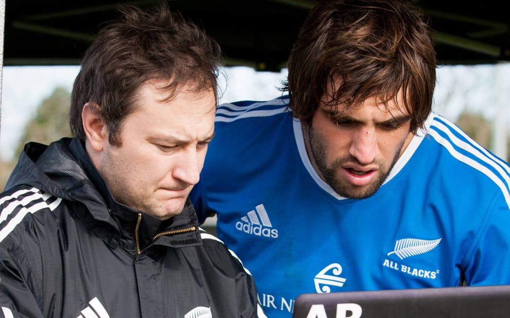 Alistair Rogers (L) views footage at All Blacks training with lock Sam Whitelock. Rogers has joined the Blues as defence coach under new head coach Tana Umaga on a two-year deal