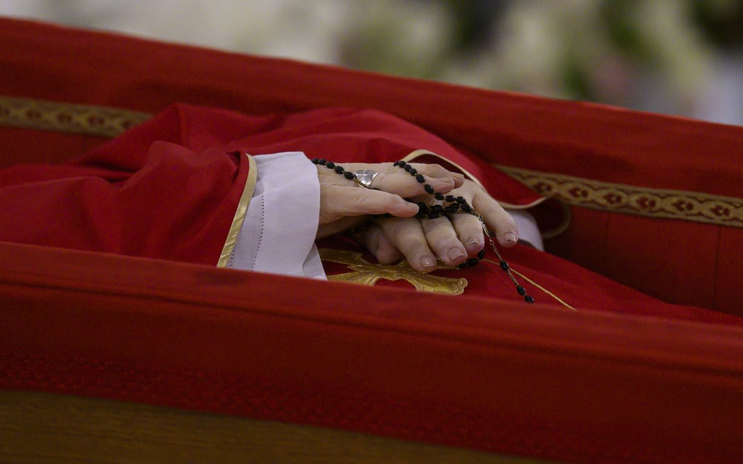 EDITORS NOTE: Graphic content / This photo taken on April 21, 2025 and handout on April 22, 2025 by The Vatican Media shows Pope Francis in his open coffin during the rite of the Confirmation of the Death of the Pontiff at the Chapel of Santa Marta in The Vatican. (Photo by Handout / VATICAN MEDIA / AFP) / RESTRICTED TO EDITORIAL USE - MANDATORY CREDIT "AFP PHOTO / VATICAN MEDIA" - NO MARKETING - NO ADVERTISING CAMPAIGNS - DISTRIBUTED AS A SERVICE TO CLIENTS