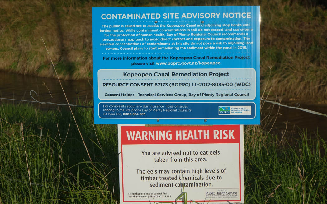 Sign warning of health risk due to chemicals and advising against  collecting eels etc