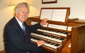 Peter Averi.