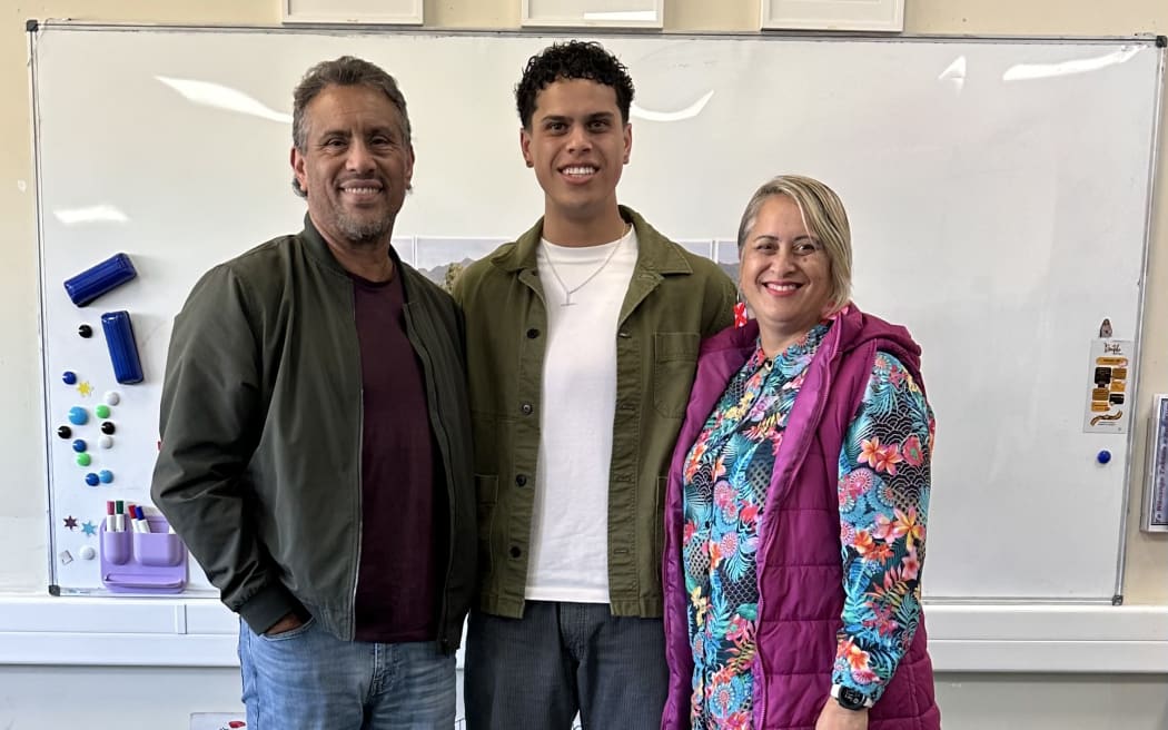 Rhoen Hemara and his parents at Te Wānanga Takiura.