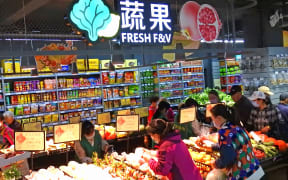 (200512) -- LIANYUNGANG, May 12, 2020 (Xinhua) -- People buy vegetables and fruits at a supermarket in Lianyungang City, east China's Jiangsu Province, May 12, 2020.