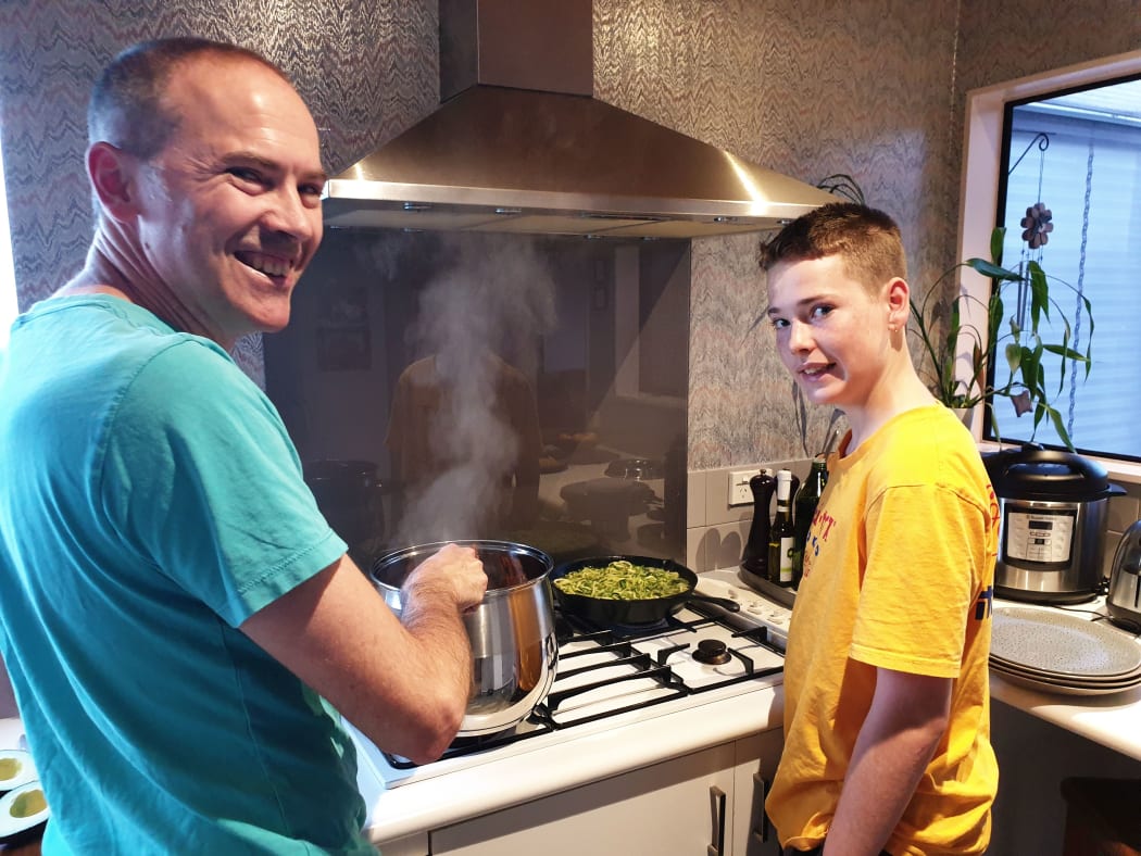 Manu Polletti cooking a keto bolognese with son Oliver (14)