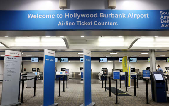 BURBANK, CALIFORNIA - OCTOBER 06: The American Airlines ticket counter stands empty at Hollywood Burbank Airport on October 6, 2025 in Burbank, California. The Federal Aviation Administration (FAA) stated the airport currently has no air traffic controllers in its tower amid the ongoing federal government shutdown. Incoming flights are being delayed for over two hours, with control duties currently being handled by Southern California Terminal Radar Approach Control in San Diego.   Mario Tama/Getty Images/AFP (Photo by MARIO TAMA / GETTY IMAGES NORTH AMERICA / Getty Images via AFP)