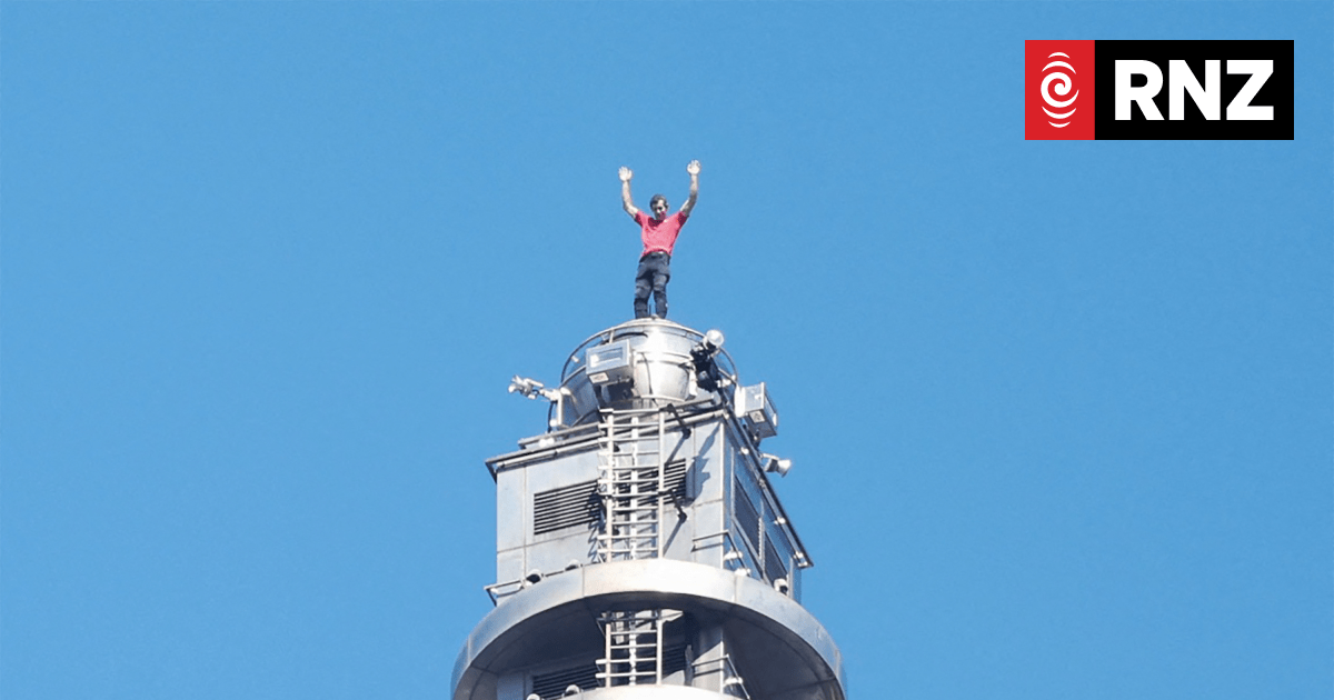 Climber scales 101-storey Taipei skyscraper without ropes or safety net