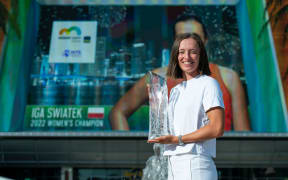 Iga Swiatek poses with the trophy after winning the Women’s Final of the 2022 Miami Open