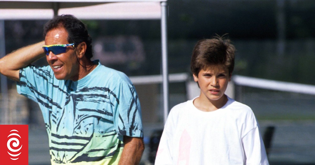 Pioneer tennis coach dies