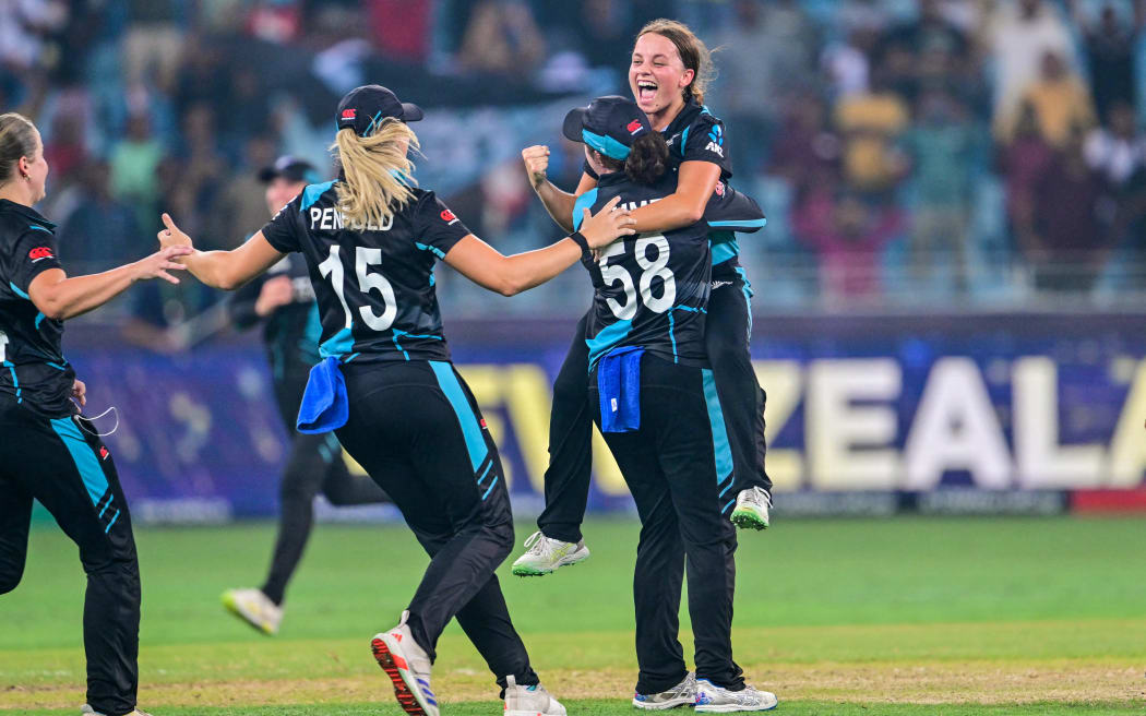 New Zealand's players celebrate their victory at the end of the ICC Women's T20 World Cup cricket final match between South Africa and New Zealand at the Dubai International Cricket Stadium in Dubai on October 20, 2024. (Photo by Giuseppe CACACE / AFP)