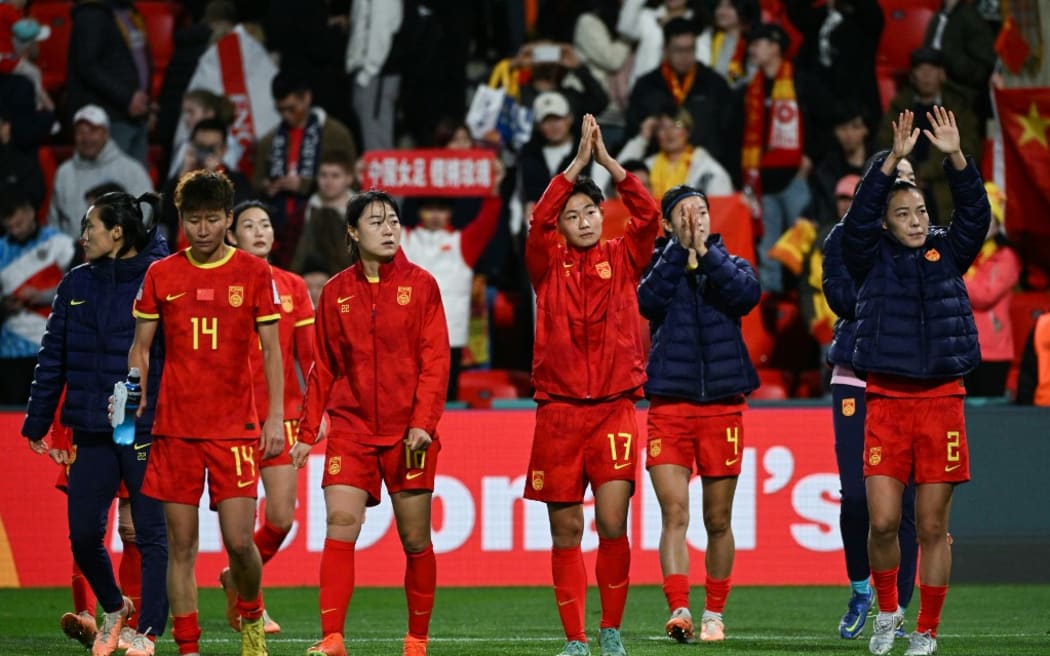 China players applaud the fans after the end of the Australia and New Zealand 2023 Women's World Cup Group D football match between China and England at Hindmarsh Stadium in Adelaide on August 1, 2023. (Photo by Brenton EDWARDS / AFP)