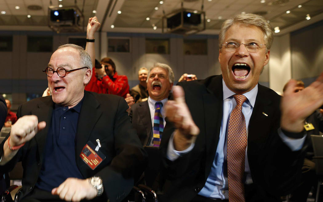 ESA director-general Jean-Jacques Dordain (left) and European Space Operations Centre director-general Thomas Reiter celebrate the landing.