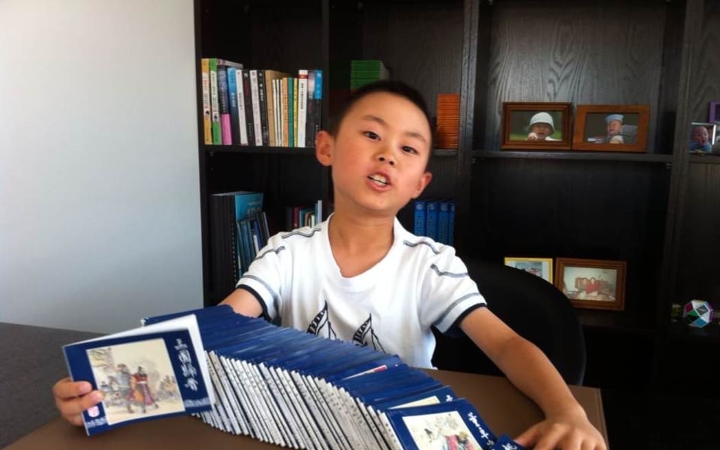 A young Chinese Kiwi learns Chinese by reading "Romance of the Three Kingdoms," one of the four great classical novels of Chinese literature.