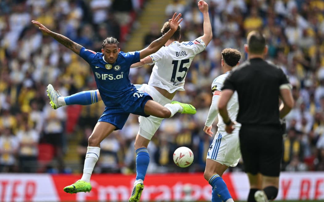 Pemain Chelsea, Joao Pedro (kiri) berebut bola dengan bek Leeds United, Jaka Bijol selama semifinal FA Cup.