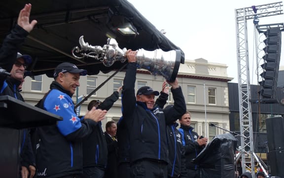 Grant Dalton holds the Auld Mug aloft.