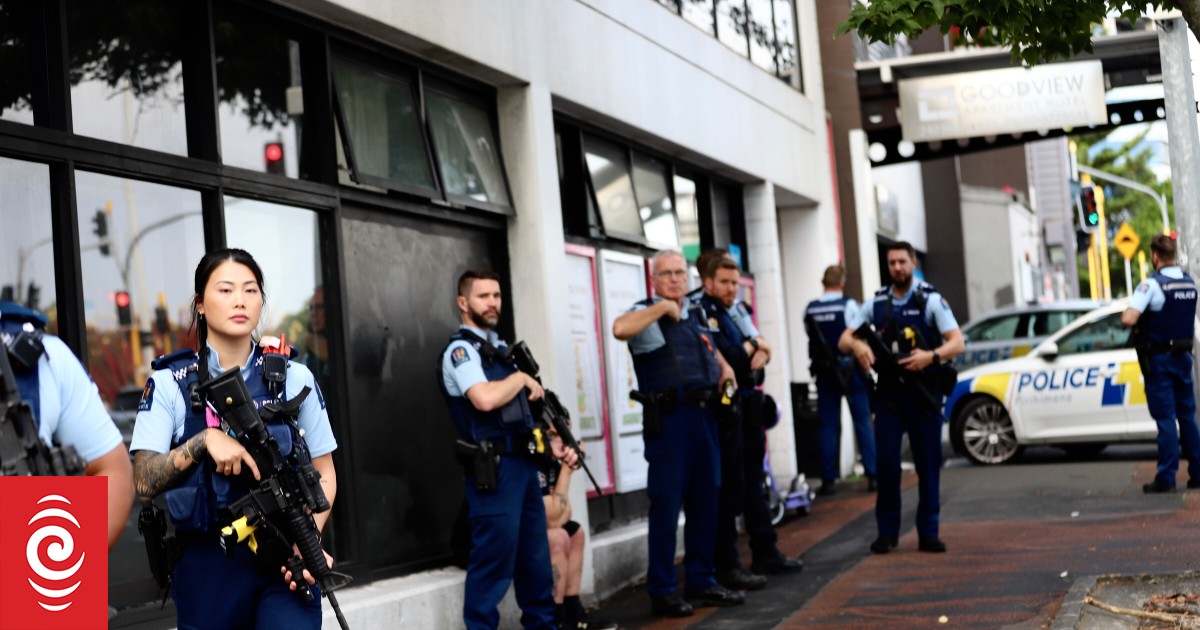 Cordon lifted in Auckland CBD after police stand-off with armed man | RNZ