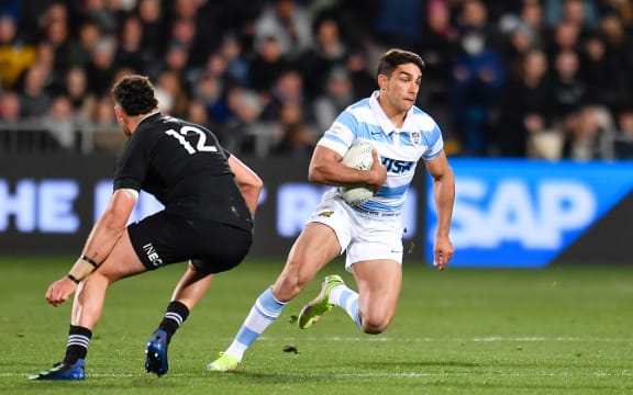 Santiago Carreras of Argentina eludes David Havili.