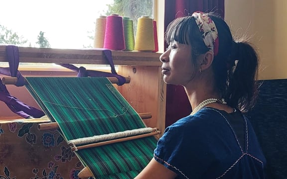 Kayan weaver, Mu La, at home in Nelson