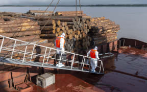 (200814) -- BEIJING, Aug. 14, 2020 (Xinhua) -- Members of staff inspect an inbound ship at the port of Fuyuan in northeast China's Heilongjiang Province, Aug. 13, 2020.