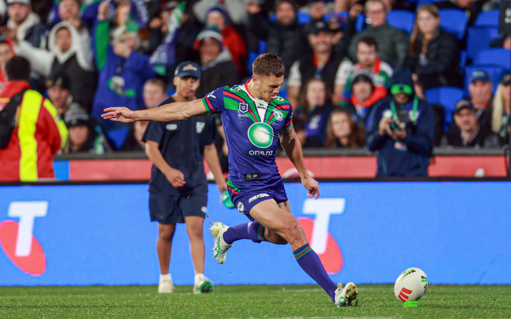 Chanel Harris-Tavita of the Warriors kicks. One NZ Warriors v Wests Tigers, round 21 NRL Telstra Premiership Rugby League match at Go Media Stadium, Mt Smart, Auckland, New Zealand on Friday 26 July 2024.
Photo credit: NRL Photos