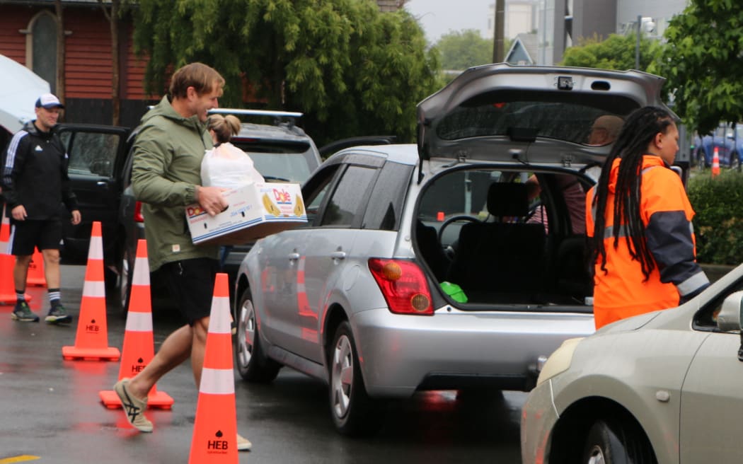 Crusaders coach Scott Robertson was among the volunteers handing out food boxes at Christchurch City Mission ahead of Christmas.